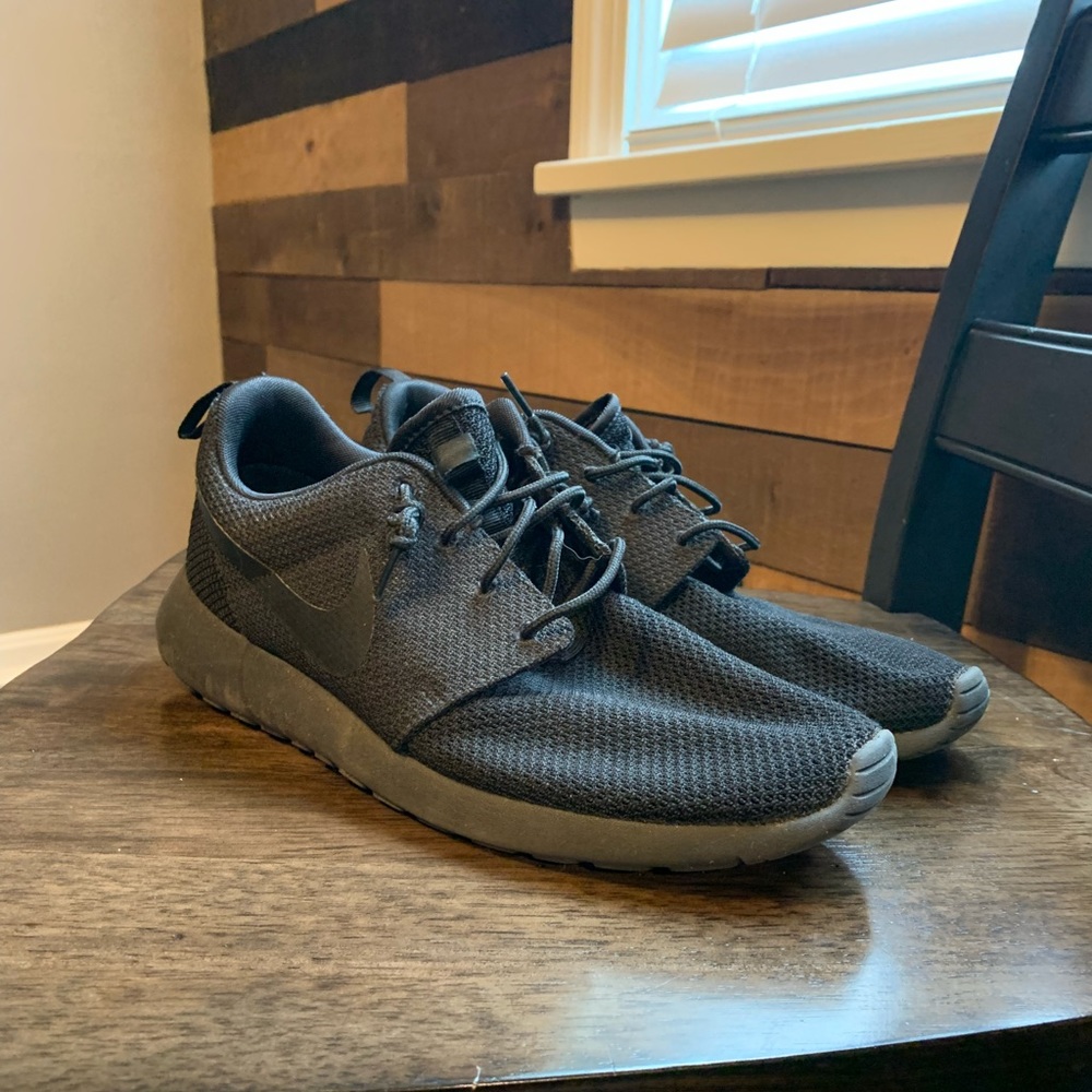 Nike roshe runs. Men’s 10.5